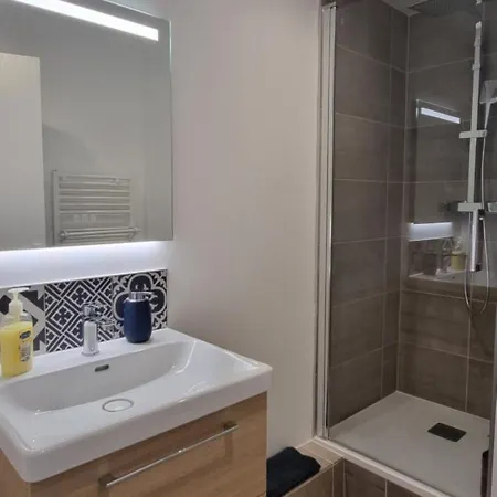 Lejlighed Avec Salle D'eau Privative Dans Partage *